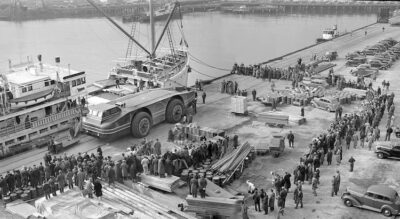 The Antarctic snow cruiser arrives in Boston and there are more people out to see it.