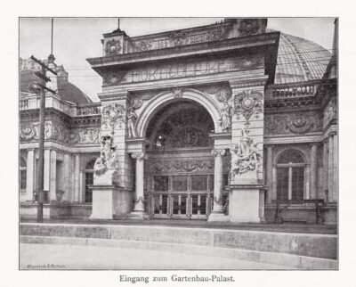 This black-and-white photo shows the intricate carvings on this Classical Revival building in Chicago'sWhite City. The photo well-depicts why the Big Wheel would have seemed out of place. istockphoto zu-09