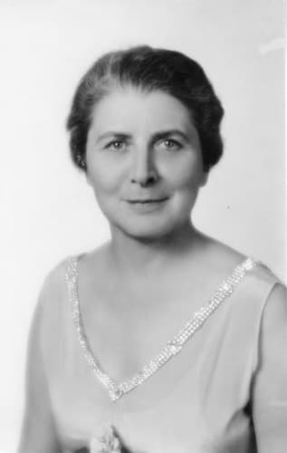 formal photograph of Ina Gittings as an adult