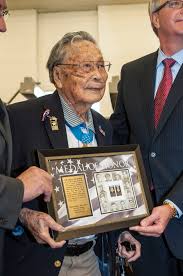 joe-sakato-with-award