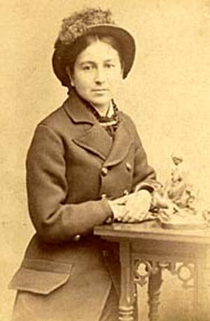 Susette La Flesche dressed in clothing that a white woman would have worn when she accompanied Standing Bear on his lecture tour. She wears a bonnet and suit.