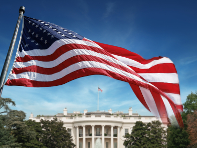WhiteHouse with flag